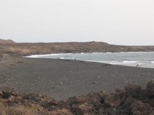 pechschwarzer Strand